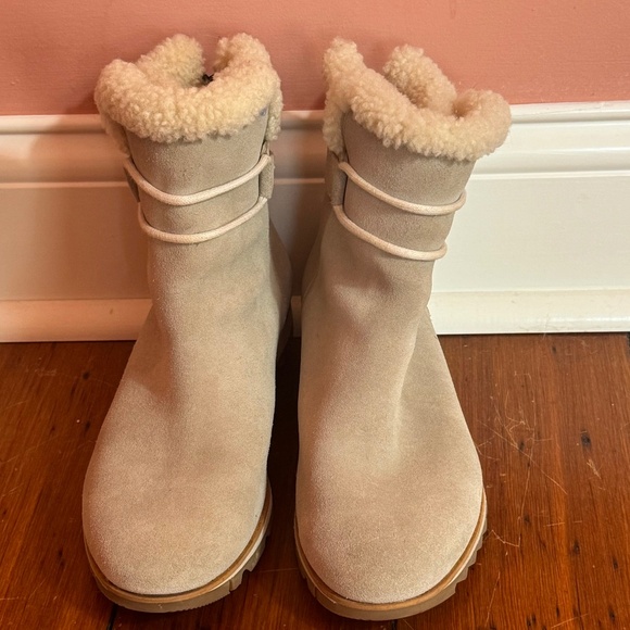 Sorel Size 8 Light Beige (or stone) Colored Suede Boots with Shearling Lining. - Picture 1 of 6